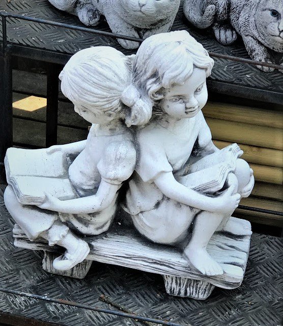 Tyttö ja poika penkillä